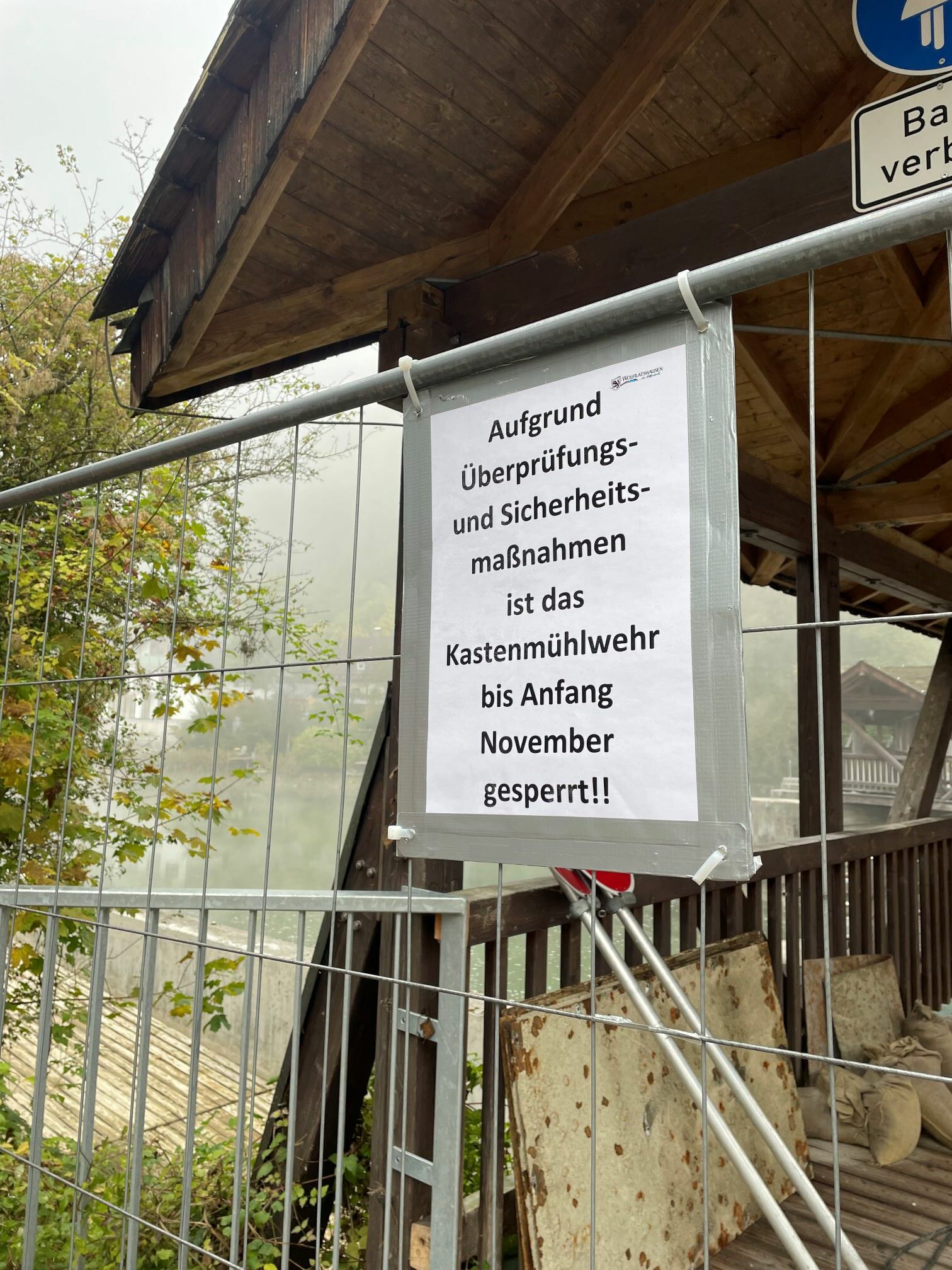 Bild mit Hinweisschild über das gesperrte Kastenmühlenwehr in Wolfratshausen