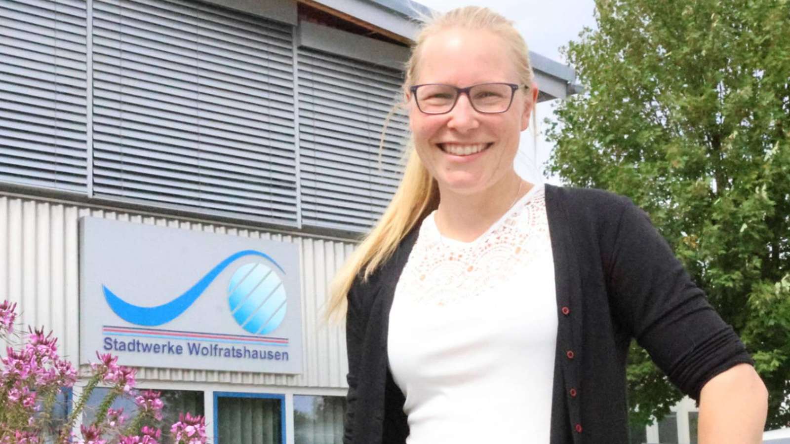 Mitarbeiterin der Stadtwerke vor unserem Firmengebäude
